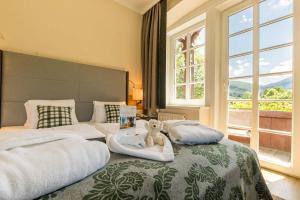 Łóżko lub łóżka w pokoju w obiekcie Hotel Schneeberghof