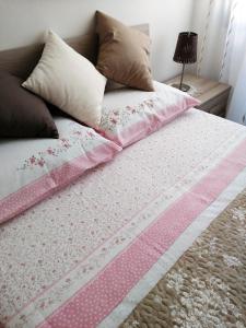 ヴェネツィアにあるCasa Sabotinoのベッド(ピンクと白のシーツ、枕付)