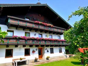 um edifício com flores nas varandas em Schusterbauer em Koppl