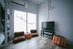 Televiisor ja/või meelelahutuskeskus majutusasutuses Diff Hostel