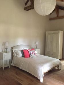 um quarto com uma cama grande e 2 mesas de cabeceira em Maison du Guit em Viella