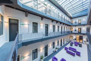 vista sul soffitto di un edificio con mobili viola di Hotel President a Budapest