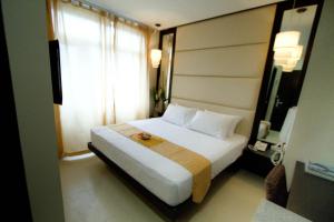 1 dormitorio con 1 cama grande con ventana y 1 cama sidx sidx sidx en Hotel Stella, en Cebú