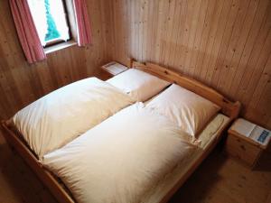 ZellbergにあるAlmhütte Söggenの木製の部屋にベッド2台が備わるベッドルーム1室