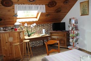 eine Küche mit einem Schreibtisch und einem Fenster in einem Zimmer in der Unterkunft Chambre d'Hôtes "Orchidees" in Nogent-le-Rotrou
