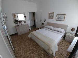 ヴェネツィアにあるCasa Sabotinoのベッドルーム(大きな白いベッド1台、窓付)
