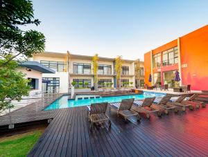 Pretoria的住宿－藍鑽精品酒店，一座带躺椅的游泳池和一座建筑