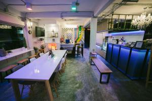 een restaurant met tafels en stoelen en een bar bij Diff Hostel in Bangkok