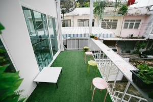 Rõdu või terrass majutusasutuses Diff Hostel
