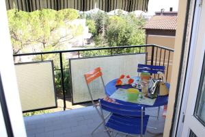 - Mesa azul con sillas en el balcón en La casa di Federica, at home en Perugia