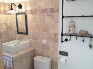 uma casa de banho com um lavatório e um WC em Ferme de Roccapina em Sarragia