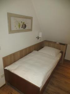 Tempat tidur dalam kamar di Gasthof Weißes Lamm