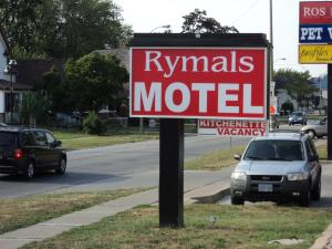 a sign for a rymalls motel on the side of a street at Rymal's Motel in Leamington
