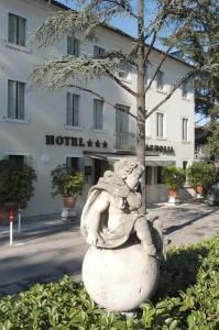 una estatua de un oso sentado frente a un hotel en Hotel Magnolia, en Preganziol