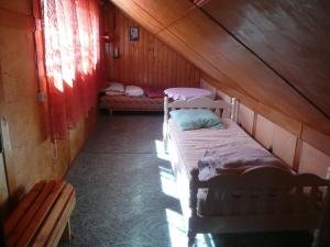 MuratsiにあるKuke Holiday Homeのキャビン内の二段ベッド2台が備わる客室です。