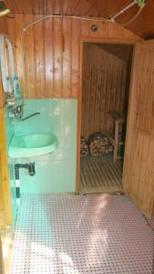 y baño pequeño con lavabo y ducha. en Kuke Holiday Home, en Muratsi