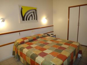 En eller flere senge i et værelse på Hotel Jangadeiro