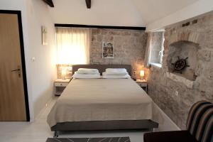 1 dormitorio con 1 cama grande en una habitación en Apartment Tragurium, en Trogir