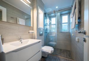 ein Bad mit einem Waschbecken, einem WC und einer Dusche in der Unterkunft Hotel Stanica Ravno in Ravno