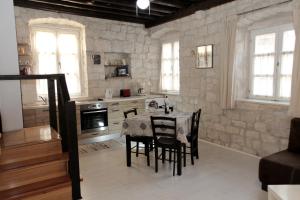 Kuchyňa alebo kuchynka v ubytovaní Apartment Tragurium + 35 fotografií