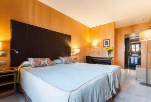 Łóżko lub łóżka w pokoju w obiekcie Hotel Medinaceli