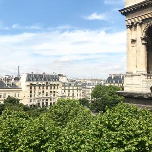 ein Blick auf die Stadt Paris vom Turm in der Unterkunft Hôtel Recamier in Paris + 46 Fotos