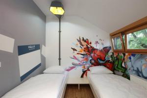 Łóżko lub łóżka w pokoju w obiekcie MCC Hostel