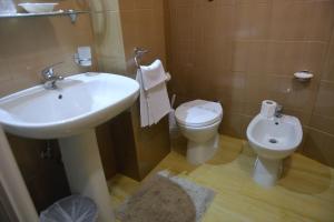 un bagno con lavandino e WC di Hotel Due Pini a Melfi