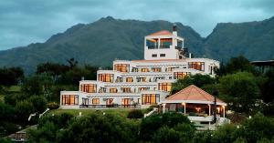 a large white building on top of a mountain at Terrazas de Merlo Aparts con servicios in Merlo