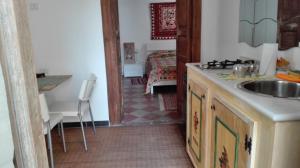 - une cuisine avec un évier et une table dans une chambre dans l'établissement L'albero di Giuggiole, à Cosenza