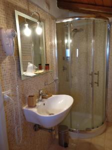 W łazience znajduje się umywalka i prysznic. w obiekcie B&B Porta della Terra w mieście Militello in Val di Catania