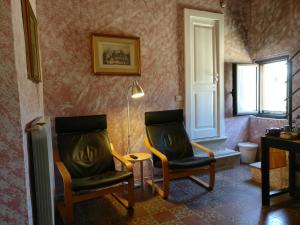 a room with two chairs and a table and a window at B&B Porta della Terra in Militello in Val di Catania