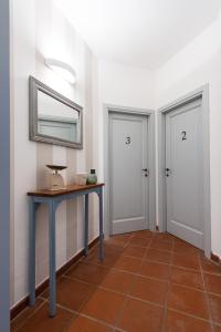 einen Flur mit einem Tisch und zwei Türen in der Unterkunft Agriturismo La Corte del Lupo in Nocera Umbra