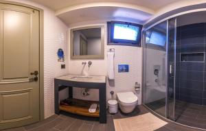 A bathroom at Göcek Centre Hotel