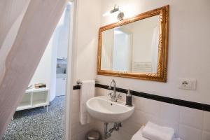 Et badeværelse på Dreaming Apartments Lucca Leonardo