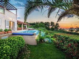 Piscina en o cerca de Beautiful villa on the island of Brac with infinity pool beach at 30 meters