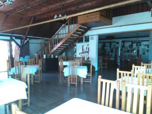 une salle à manger avec des tables et des chaises dans un restaurant dans l'établissement Apartament NORA, à Braşov