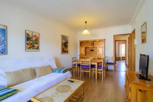 Televízia a/alebo spoločenská miestnosť v ubytovaní Costabravaforrent Masferrer