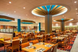 Rhythm City Casino & Resort tesisinde bir restoran veya yemek mekanı