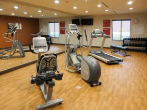 un gimnasio con varias bicicletas estáticas y máquinas de correr en Comfort Suites Kyle, en Kyle