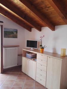 a living room with a tv and a desk at Ca' Eleonora in Lezzeno