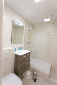 Mainvilliers的住宿－Grain de Blé，浴室配有盥洗盆、卫生间和浴缸。