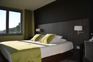 Voodi või voodid majutusasutuse Cleythil Hotel toas