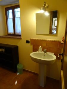 a bathroom with a sink and a mirror at Agriturismo la Fattoria al Crocefisso in Pieve Fosciana
