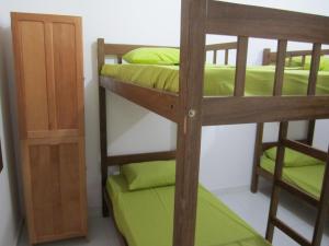 Hostel Pousada do Tapajós tesisinde bir ranza yatağı veya ranza yatakları