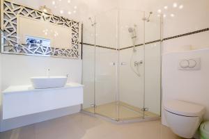 Kúpeľňa v ubytovaní Collins Apartments Center + 31 fotografií