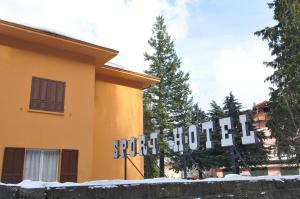 ein Schild für ein Hotel vor einem Gebäude in der Unterkunft Hotel Sport in Sestola + 17 Fotos