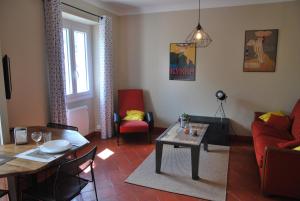 a living room with a red couch and a table at cal erre in Céret