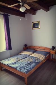 Ένα ή περισσότερα κρεβάτια σε δωμάτιο στο Piszkeri Vendégház - Cece