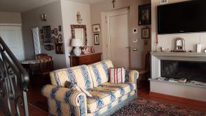 un soggiorno con divano e camino di Villa Lucrezia a Reggello